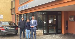 Sebastian und Theresa Kunz (von links) eröffnen nächstes Jahr den dritten Dorfladen in Hardthausen. Bürgermeister Thomas Einfalt freut sich, dass es dann auch in Lampoldshausen ein Nahversorgungsangebot gibt.