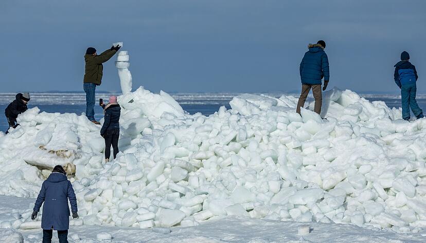 Str&ouml;mung und Wind treiben das Eis der Ostsee an den Strand vor Zempin auf Usedom.