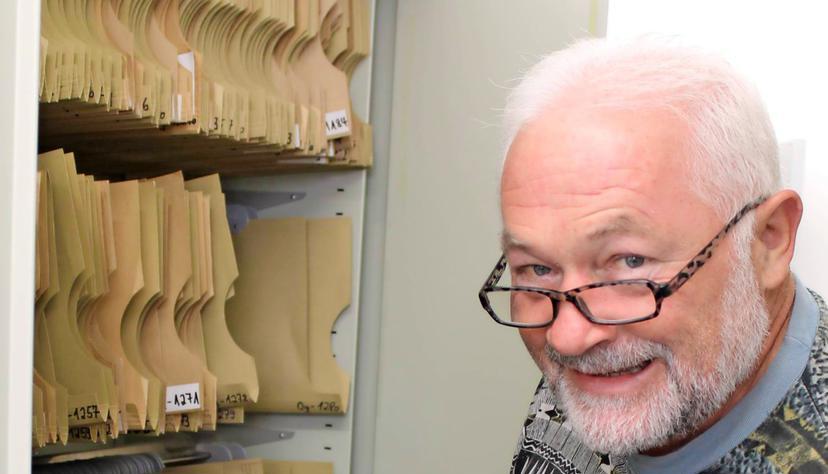 Reinhold Laidig aus Möckmühl hilft in Dörzbach beim Packen der Akten. Reinhold Laidig aus Möckmühl hilft in Dörzbach beim Packen der Akten.