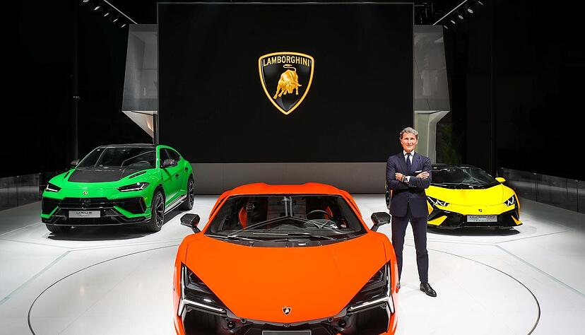 Lambroghini-Chef Stephan Winkelmann freut sich &uuml;ber den Absatzrekord. Mehr als die H&auml;lfte der Verk&auml;ufe entfallen auf den Gel&auml;ndewagen Urus (links).