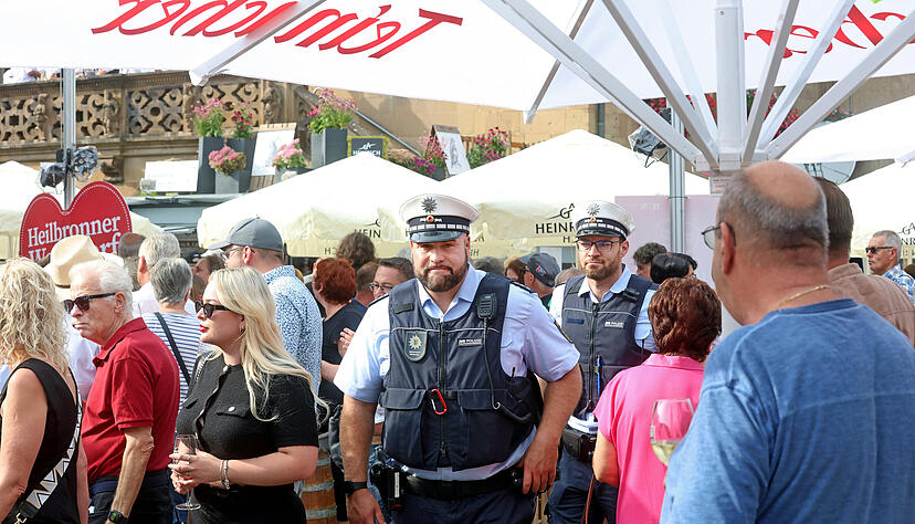 Die Polizei ist dieses Jahr im Heilbronner Weindorf so stark vertreten wie wohl noch nie seit 1971. So gut wie alle befragten Besucher finden das gut. Die Polizei ist dieses Jahr im Heilbronner Weindorf so stark vertreten wie wohl noch nie seit 1971. So gut wie alle befragten Besucher finden das gut.