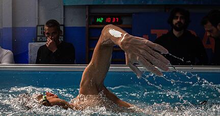 Pablo Fernandez beweist Durchhalteverm&ouml;gen:&nbsp;Der Spanier stellte in Madrid einen neuen Rekord im 24-Stunden-Gegenstromschwimmen auf. Dabei hat er die unglaubliche Strecke von 104,4 Kilometern zur&uuml;ckgelegt.