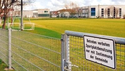 Das Verbotsschild haben einige Fußballer wohl zu wörtlich genommen. Der Verein hat Schwierigkeiten, eine aktive Mannschaft auf die Beine zu stellen.Foto: Ulrike Kugler Das Verbotsschild haben einige Fußballer wohl zu wörtlich genommen. Der Verein hat Schwierigkeiten, eine aktive Mannschaft auf die Beine zu stellen.Foto: Ulrike Kugler