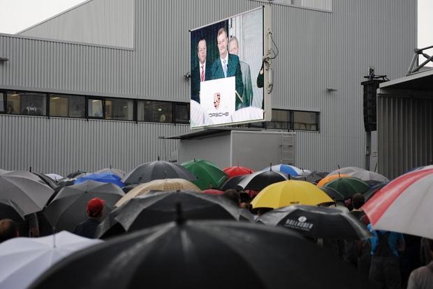 Bei strömendem Regen verfolgen am Donnerstag (23.07.2009) bei einer Betriebsversammlung im Porsche Werk Stuttgart Zuffenhausen Mitarbeiter die Rede ihres bisherigen Vorstandsvorsitzenden Wiedeking.