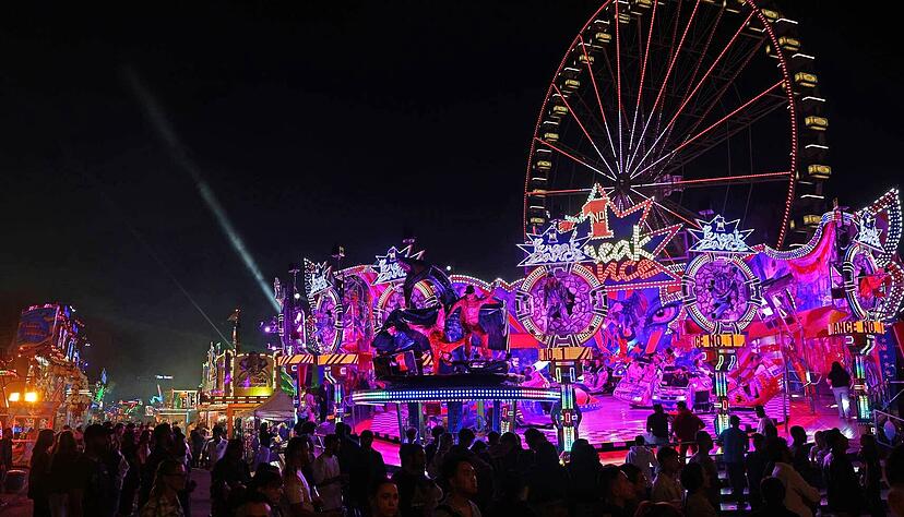 Aus 70 Schaustellergeschäften ragt neben dem 40 Meter hohen Riesenrad ein 80 Meter hoher Kettenflieger heraus. Aus 70 Schaustellergeschäften ragt neben dem 40 Meter hohen Riesenrad ein 80 Meter hoher Kettenflieger heraus.