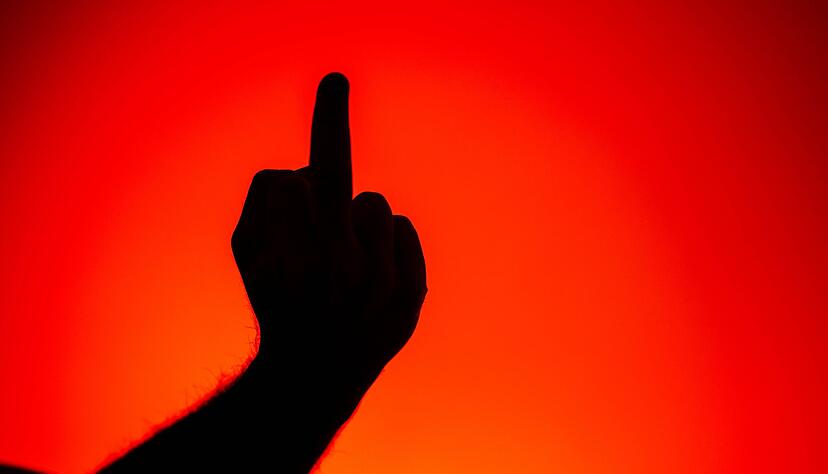 Weint die Schichtmutter oder nicht? Ein Gericht entschied: Vulgäre Kritik ist nicht automatisch ein Kündigungsgrund.