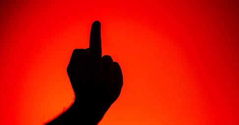 Weint die Schichtmutter oder nicht? Ein Gericht entschied: Vulgäre Kritik ist nicht automatisch ein Kündigungsgrund.