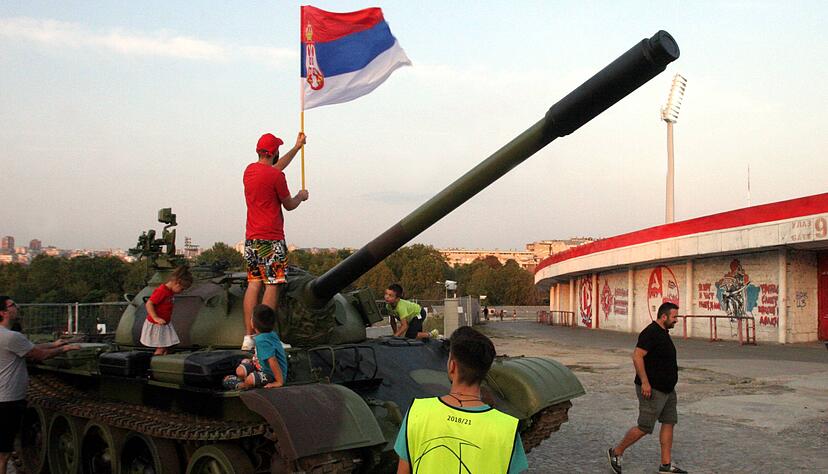 Gegen Young Boys Bern fuhren Fans von Roter Stern Belgrad mit einem Panzer vor das Stadion.