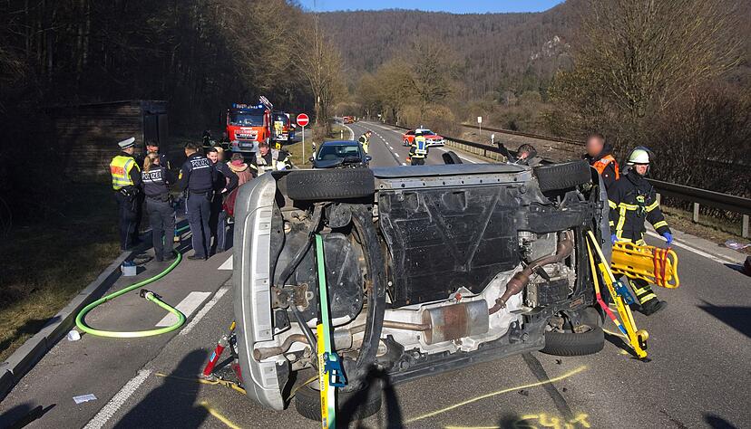 Zwei Frauen wurden in dem auf der Seite liegenden Auto eingeklemmt und mussten von der Feuerwehr befreit werden.