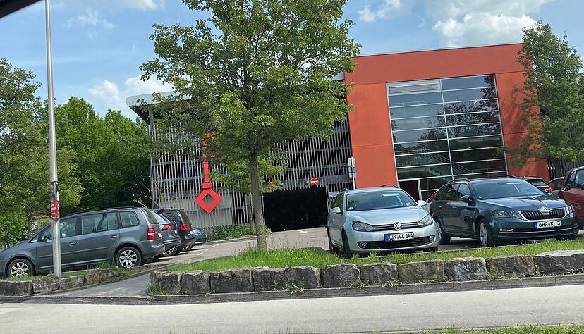 Das Parkhaus Alte Turnhalle ist das größte öffentliche Parkhaus in Öhringen - und war bislang komplett kostenlos. Das soll sich nun ändern - doch die Einführung des Zahlungssystems verzögert sich. Das Parkhaus Alte Turnhalle ist das größte öffentliche Parkhaus in Öhringen - und war bislang komplett kostenlos. Das soll sich nun ändern - doch die Einführung des Zahlungssystems verzögert sich.