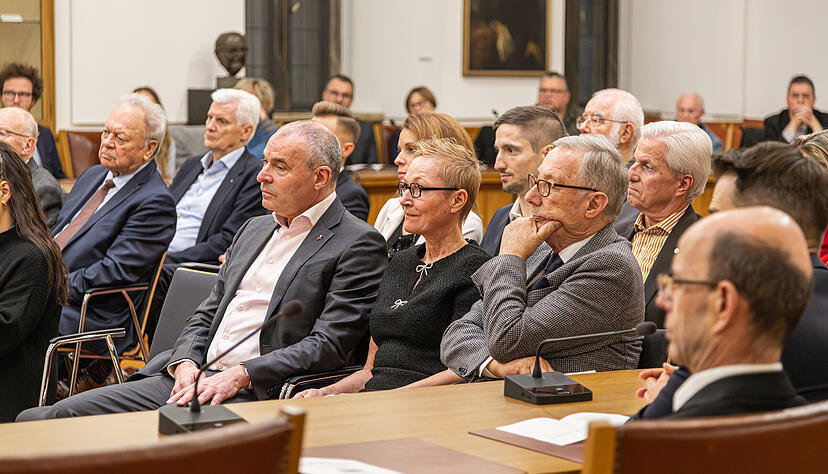 Stadtr&auml;te und Wegbegleiter verfolgten im Ratssaal die Ehrung f&uuml;r Ralf Klenk.