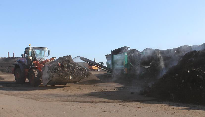 Auf dem sechs Hektar gro&szlig;en Firmengel&auml;nde wimmelt es vor Baggerfahrzeugen, die ihre Fracht von einer Stelle zur Weiterverarbeitung zu einer anderen bringen. Hier wird Bioabfall kompostiert.
Fotos: Friedhelm R&ouml;mer