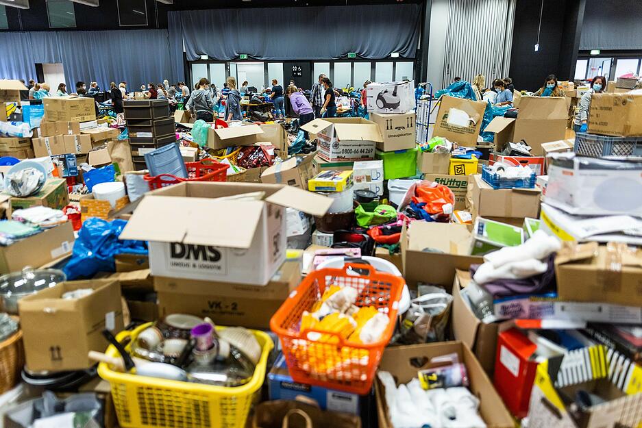 Sachspenden liegen in einer Halle auf dem Gelände des Nürburgring, wo sie von Helfern sortiert und bereitgestellt werden. Massive Regenfälle haben in Rheinland-Pfalz für verheerende Überschwemmungen gesorgt. +++ dpa-Bildfunk +++ Sachspenden liegen in einer Halle auf dem Gelände des Nürburgring, wo sie von Helfern sortiert und bereitgestellt werden. Massive Regenfälle haben in Rheinland-Pfalz für verheerende Überschwemmungen gesorgt. +++ dpa-Bildfunk +++