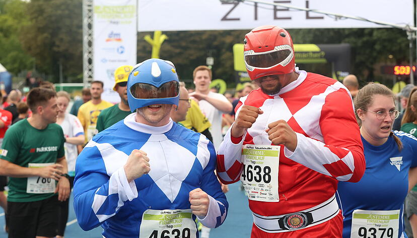 Einige Teilnehmer gehen beim Stimme-Firmenlauf in Heilbronn mit witzigen Kostümen an den Start.