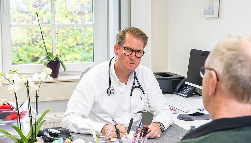 Der Hausarzt oder die Haus&auml;rztin spielt eine zentrale Rolle bei der Nachsorge von Schlaganfall-Patientinnen und Patienten.