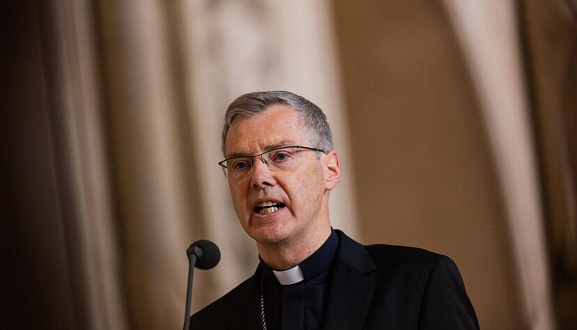 Bei seiner ersten Rede im Dom vor den Gläubigen: Heiner Wilmer. Bei seiner ersten Rede im Dom vor den Gläubigen: Heiner Wilmer.