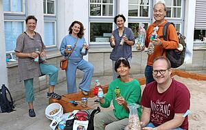 Hannelore Gloger (li.) vom Klimabeirat und einige ihrer Helfer mit den vielen tausend Zigarettenkippen, die in kurzer Zeit gesammelt wurden.
Fotos: Armin Rößler Hannelore Gloger (li.) vom Klimabeirat und einige ihrer Helfer mit den vielen tausend Zigarettenkippen, die in kurzer Zeit gesammelt wurden.
Fotos: Armin Rößler