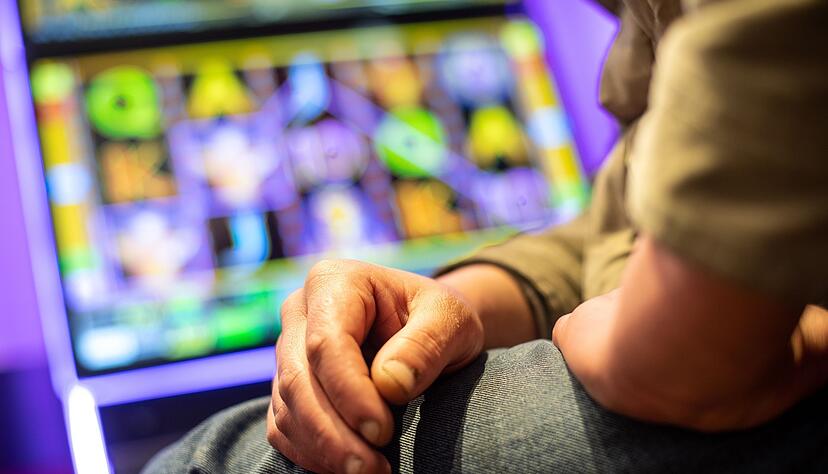 Männer sind bei Glücksspielen immer noch stärker suchtgefährdet, aber der Frauenanteil steigt. Männer sind bei Glücksspielen immer noch stärker suchtgefährdet, aber der Frauenanteil steigt.