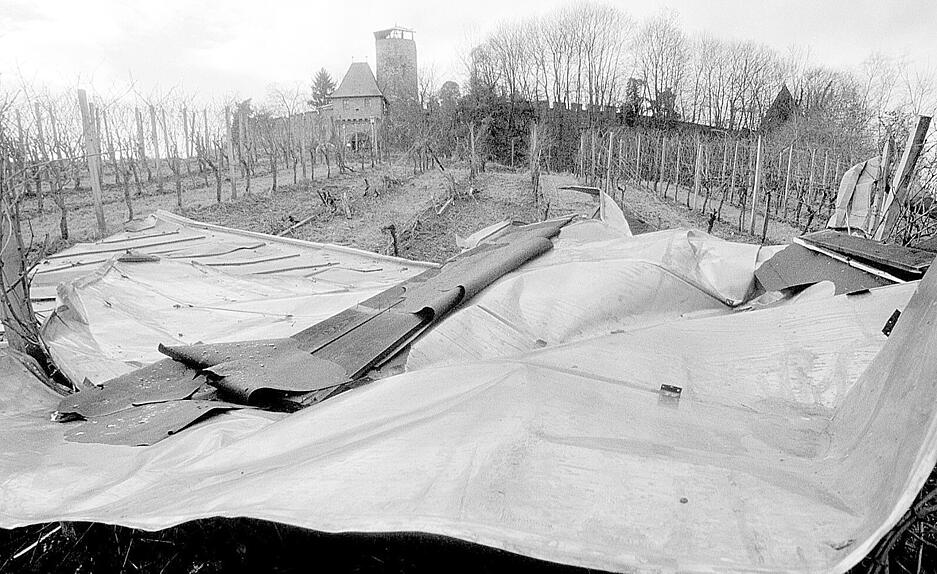 In Beilstein riss das Orkantief etwa die Hälfte des Blechdachs vom Langhansturm und schleuderte es in die nahen Weinberge. Verletzt wurde zum Glück niemand. In Beilstein riss das Orkantief etwa die Hälfte des Blechdachs vom Langhansturm und schleuderte es in die nahen Weinberge. Verletzt wurde zum Glück niemand.