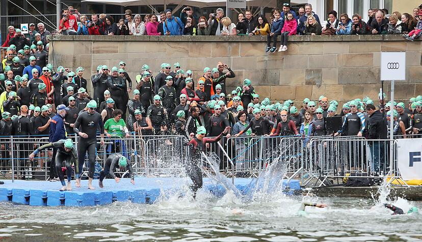 "Rollender Start" im Heilbronner Neckar: Die Schwimmer gehen stürzen sich grüppchenweise in den nur rund 16 Grad kalten Fluss. Foto: Andreas Veigel