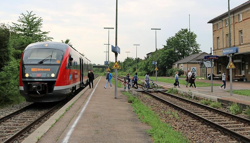 Bahnhof Waldenburg: Bis hier und Hessental soll die Hohenlohebahn elektrifiziert und ab hier bis Künzelsau die Kochertalbahn reaktiviert werden.
Foto: Ralf Reichert Bahnhof Waldenburg: Bis hier und Hessental soll die Hohenlohebahn elektrifiziert und ab hier bis Künzelsau die Kochertalbahn reaktiviert werden.
Foto: Ralf Reichert