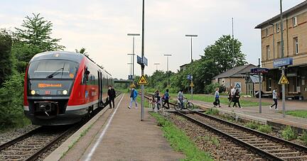 Bahnhof Waldenburg: Bis hier und Hessental soll die Hohenlohebahn elektrifiziert und ab hier bis Künzelsau die Kochertalbahn reaktiviert werden.
Foto: Ralf Reichert