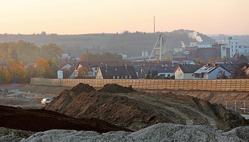 Der Tiefbau ist schon weit vorangeschritten, seit kurzem werden Kräne auf der Baustelle des Schwarz-Campus in Bad Friedrichshall aufgestellt.
Foto: Archiv/Seidel Der Tiefbau ist schon weit vorangeschritten, seit kurzem werden Kräne auf der Baustelle des Schwarz-Campus in Bad Friedrichshall aufgestellt.
Foto: Archiv/Seidel