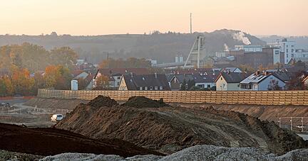 Der Tiefbau ist schon weit vorangeschritten, seit kurzem werden Kräne auf der Baustelle des Schwarz-Campus in Bad Friedrichshall aufgestellt.
Foto: Archiv/Seidel