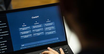 Selbst schreiben oder schreiben lassen? KI kann die Hausarbeit an der Uni sehr erleichtern - was jedoch erlaubt ist und was nicht, ist oft noch Grauzone.
