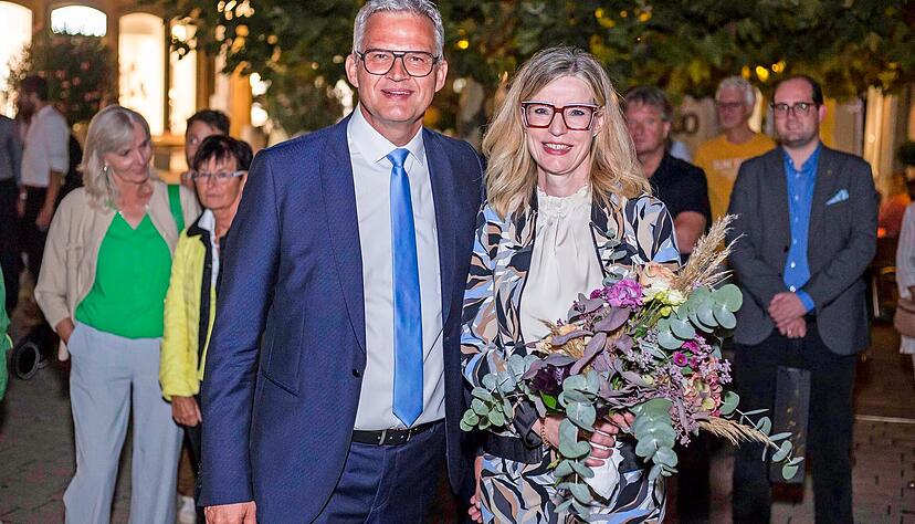 Steffen Hertwig bleibt weiterhin Oberbürgermeister in Neckarsulm. Am Wahlabend musste er mit Ehefrau Manuela Stolz aber lange auf das Ergebnis der Auszählung warten, weil über 400 weitere Namensnennungen überprüft werden mussten. Steffen Hertwig bleibt weiterhin Oberbürgermeister in Neckarsulm. Am Wahlabend musste er mit Ehefrau Manuela Stolz aber lange auf das Ergebnis der Auszählung warten, weil über 400 weitere Namensnennungen überprüft werden mussten.