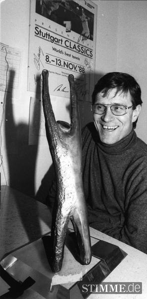 1992: Turnierdirektor Uli Eimüllner mit dem Heilbronn Open-Siegerpokal . Sponsor des ATP-Challenger-Tennismatch 1992 ist der italienische Autokonzern Fiat. 1992: Turnierdirektor Uli Eimüllner mit dem Heilbronn Open-Siegerpokal . Sponsor des ATP-Challenger-Tennismatch 1992 ist der italienische Autokonzern Fiat.