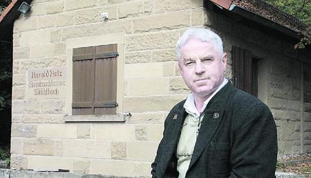 Harald Holz geh&ouml;rt zu den M&uuml;hlbacher Betrieben, die tagt&auml;glich Sandstein verschaffen. Dass sich der Gemeinderat gegen das heimische Naturprodukt ausgesprochen hat, ist Stein des Ansto&szlig;es. (Foto: Kinkopf)