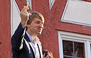 Achim Beck isst spontan eine seiner 96,6 Maultaschen.