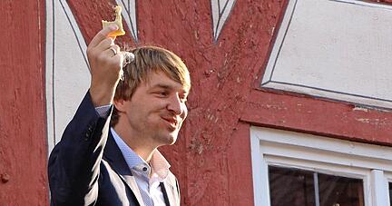 Achim Beck isst spontan eine seiner 96,6 Maultaschen.