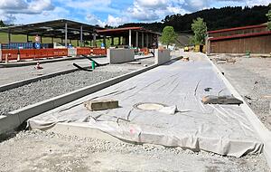 Die zwei Waagen sind schon eingebaut, das Wiegehaus dazwischen noch nicht, weil es Lieferprobleme gibt.
Fotos: Reichert