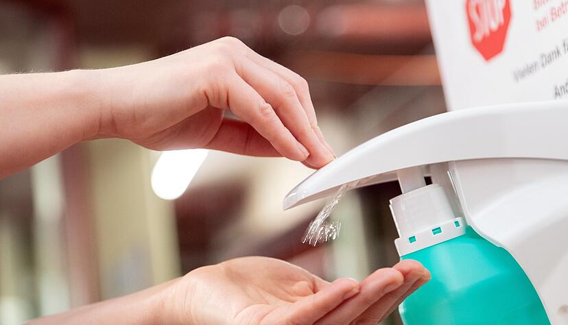 Hygiene ist besonders in Gemeinschaftseinrichtungen – wie Schulen in Pflegeheimen – wichtig. Hygiene ist besonders in Gemeinschaftseinrichtungen – wie Schulen in Pflegeheimen – wichtig.