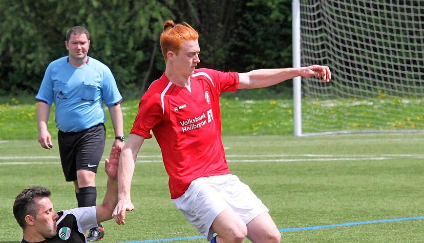 Alexander Schäfer vom FC Union Heilbronn II (rechts) wird hier vom Stockheimer Antonio Marzocchella gestört. Die FCU-Spieler kämpften, unterlagen aber am Ende mit 1:2. Foto: Alexander Bertok