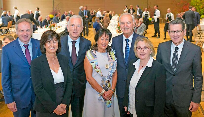 Erhard Klotz (3. von rechts) mit (von links) Reinhold Gall, Silke Lohmiller, Harry Mergel, Madeleine Klotz, Theresia Bauer und Reinhold Geilsd&ouml;rfer.Foto: Denis Mugler