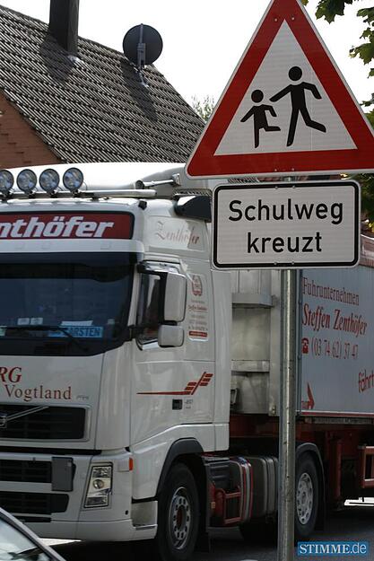 08.09.2009: Die Offenauer B&uuml;rgerinitiative B 27 fordert die Geschwindigkeit 70 Meter vor und nach der Fu&szlig;g&auml;ngerampel beim Schulweg auf Tempo 30 zu reduzieren.