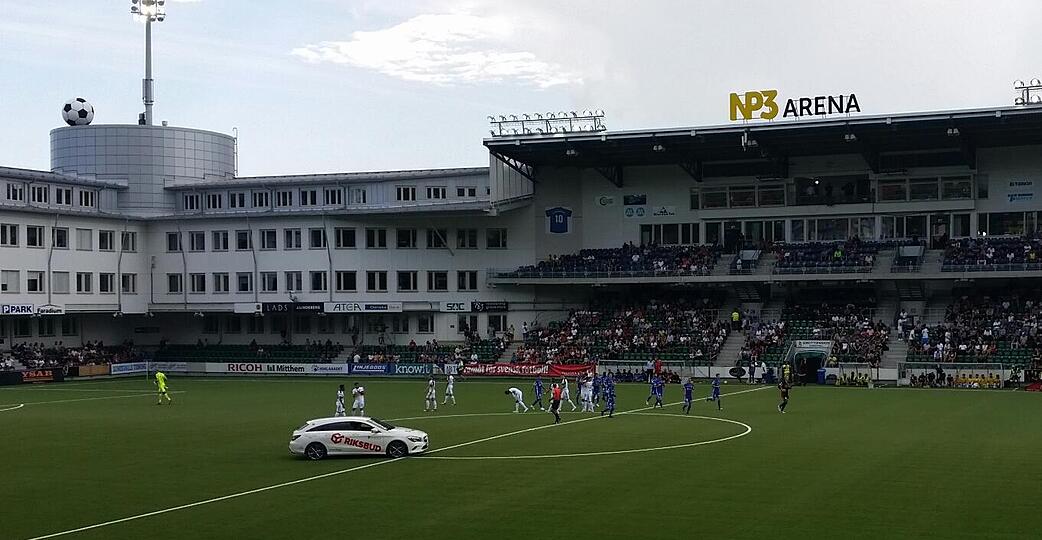 Der Spielball wird von einem Auto aufs Feld gebracht.