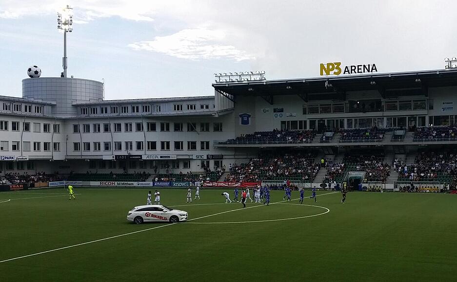 Der Spielball wird von einem Auto aufs Feld gebracht.