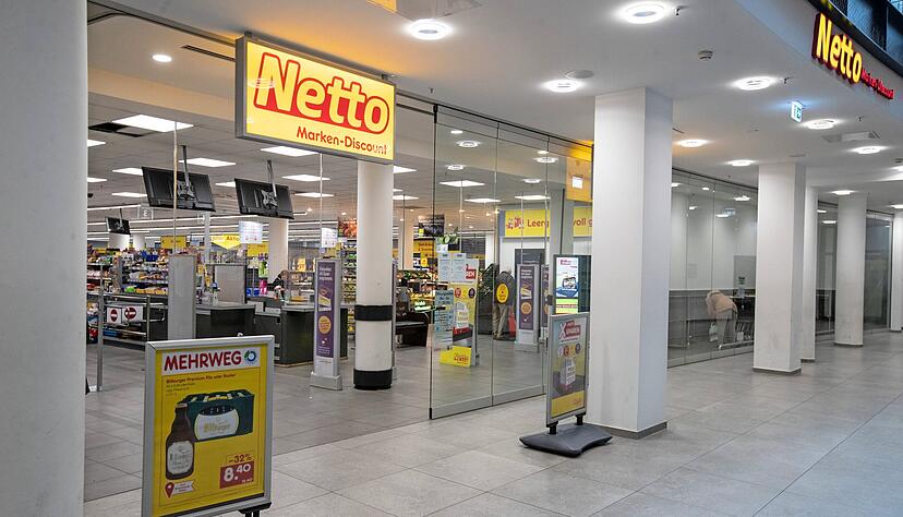 Beim Netto-Markt im K3 musste der Lebensmittelkontrolldienst mehrere Wurstwaren aus den Regalen entfernen.
Foto: Andreas Veigel Beim Netto-Markt im K3 musste der Lebensmittelkontrolldienst mehrere Wurstwaren aus den Regalen entfernen.
Foto: Andreas Veigel