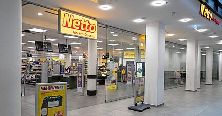 Beim Netto-Markt im K3 musste der Lebensmittelkontrolldienst mehrere Wurstwaren aus den Regalen entfernen. 
Foto: Andreas Veigel Beim Netto-Markt im K3 musste der Lebensmittelkontrolldienst mehrere Wurstwaren aus den Regalen entfernen. 
Foto: Andreas Veigel