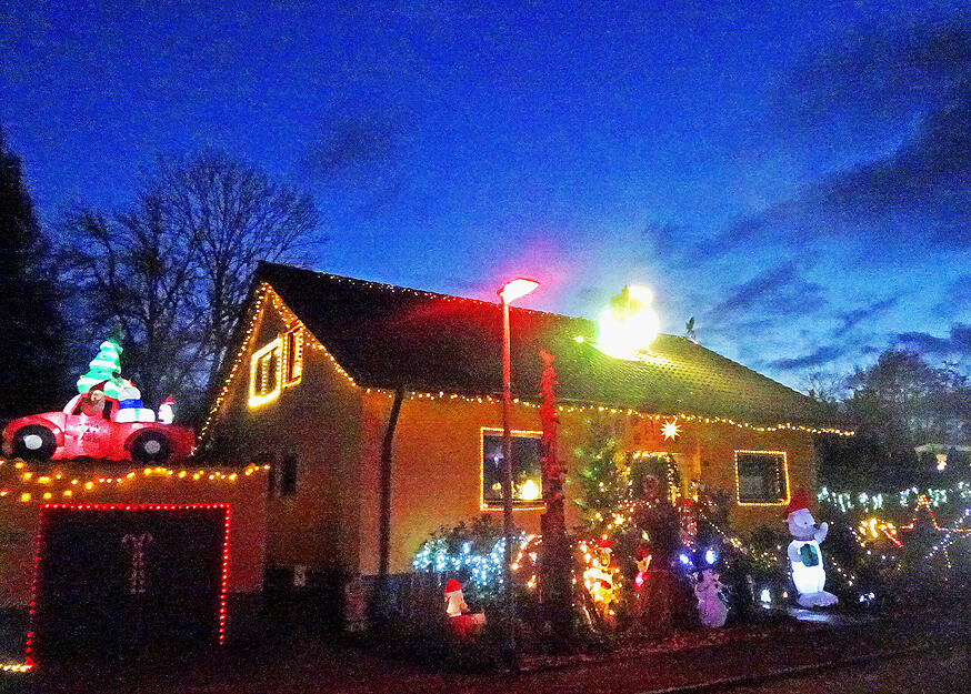 In der Schafwiesenstrasse von Obersulm Willsbach fasziniert die Weihnachsdekoration von Simone Wolf Jung und Alt In der Schafwiesenstrasse von Obersulm Willsbach fasziniert die Weihnachsdekoration von Simone Wolf Jung und Alt