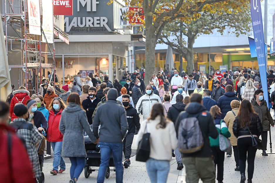 Mit der Polizeibeh&ouml;rde unterwegs in Heilbronn w&auml;hrend Corona, u.a. Maskenkontrolle, Volle Innenstadt am Samstag