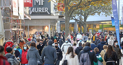 Mit der Polizeibehörde unterwegs in Heilbronn während Corona, u.a. Maskenkontrolle, Volle Innenstadt am Samstag