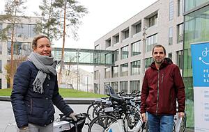 Gelungener Test: Sven Grunwald aus Abstatt gibt sein E-Bike an die wissenschaftliche Mitarbeiterin der Studie, Lena Preißner, zurück.
Foto: Thomas Zimmermann Gelungener Test: Sven Grunwald aus Abstatt gibt sein E-Bike an die wissenschaftliche Mitarbeiterin der Studie, Lena Preißner, zurück.
Foto: Thomas Zimmermann