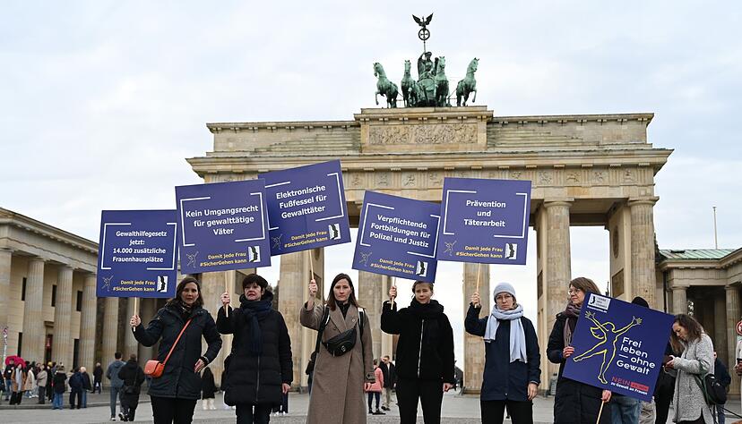 Im Jahr 2023 wurden 938 Mädchen und Frauen in Deutschland Opfer von versuchten oder vollendeten Femiziden.