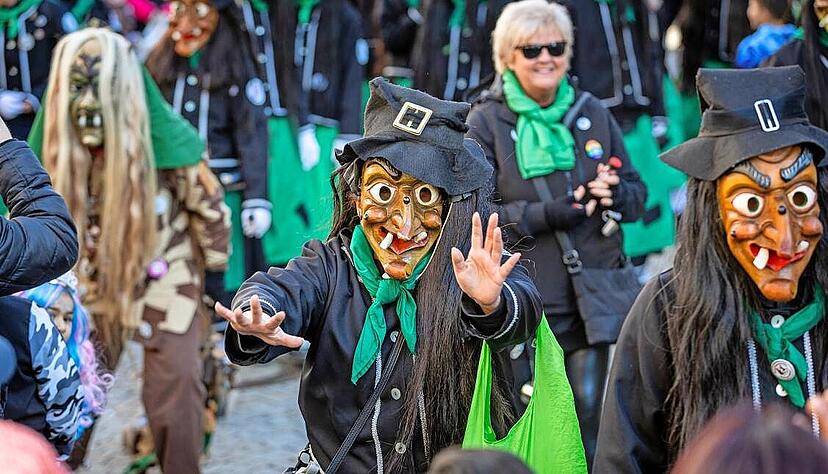 Die Kraichgauhexen sorgten beim Leiergassenumzug in Eppingen für Stimmung. Mit Maske und Häs zogen sie durch die Stadt. Die Kraichgauhexen sorgten beim Leiergassenumzug in Eppingen für Stimmung. Mit Maske und Häs zogen sie durch die Stadt.