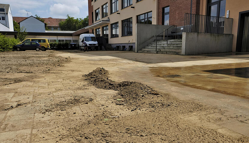 Aufr&auml;umarbeiten nach dem Unwetter